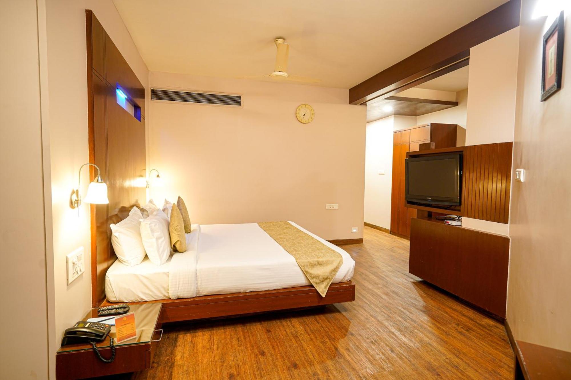 Hotel Mayura Rāipur Buitenkant foto